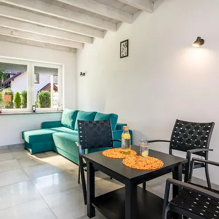 Morskie Apartamentowe Piamola Ze Strefa Gier I Miejscem Do Grillowania אכסניה