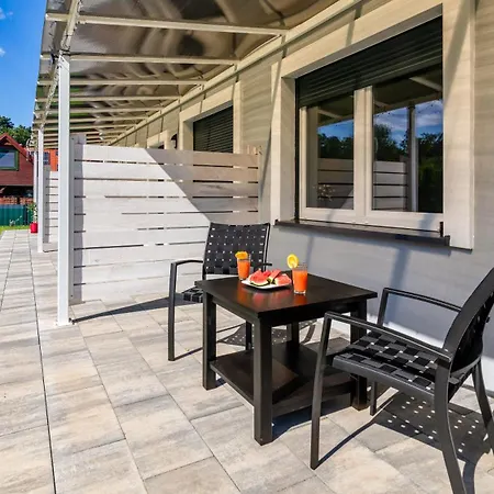 Morskie Apartamentowe Piamola Ze Strefa Gier I Miejscem Do Grillowania *