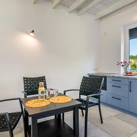 Morskie Apartamentowe Piamola Ze Strefa Gier I Miejscem Do Grillowania