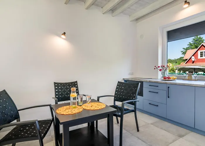 Morskie Apartamentowe Piamola Ze Strefa Gier I Miejscem Do Grillowania